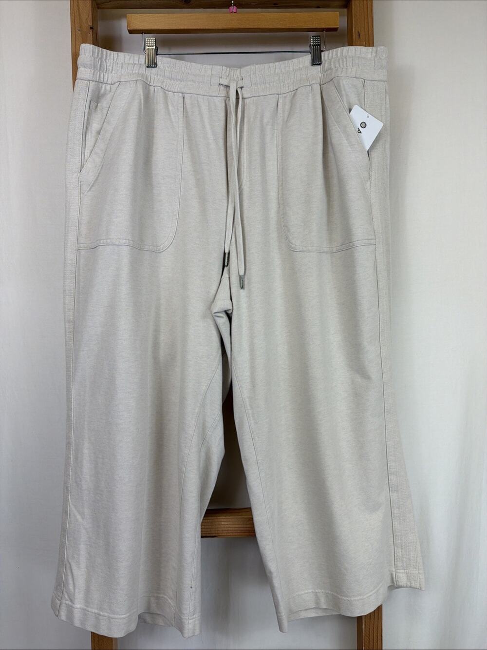 NWT Athleta Ivory Farallon Wide Leg Cropped Activewear Pants #1441 Size 22
